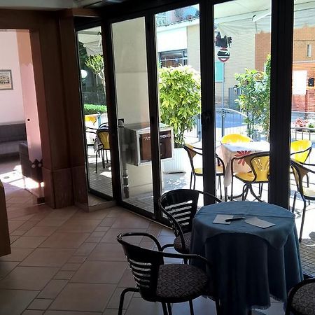 Hotel Villa Domiziana ริมินี ภายนอก รูปภาพ
