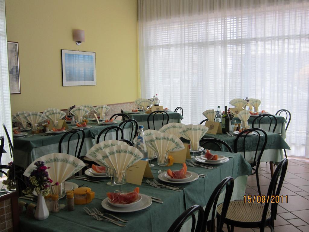 Hotel Villa Domiziana ริมินี ภายนอก รูปภาพ